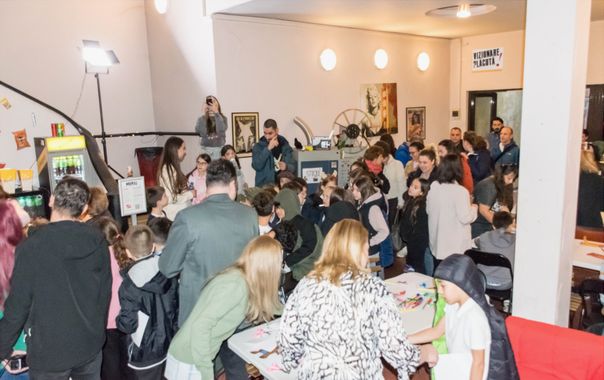 Atelier creativ cu copii în foaier, la ediția BKFF 2025