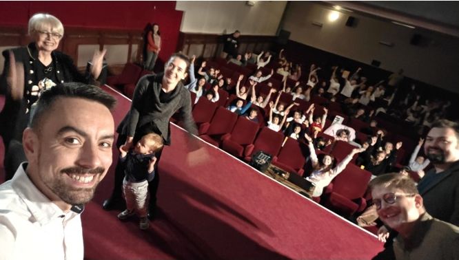 Fotografie de grup în sala Cinema Europa, în ziua deschiderii BKFF 2025
