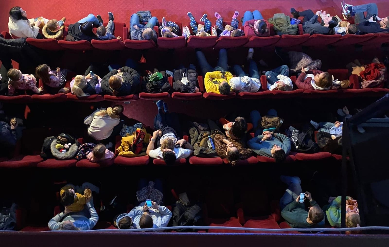Copii și familii în sala Cinema Europa