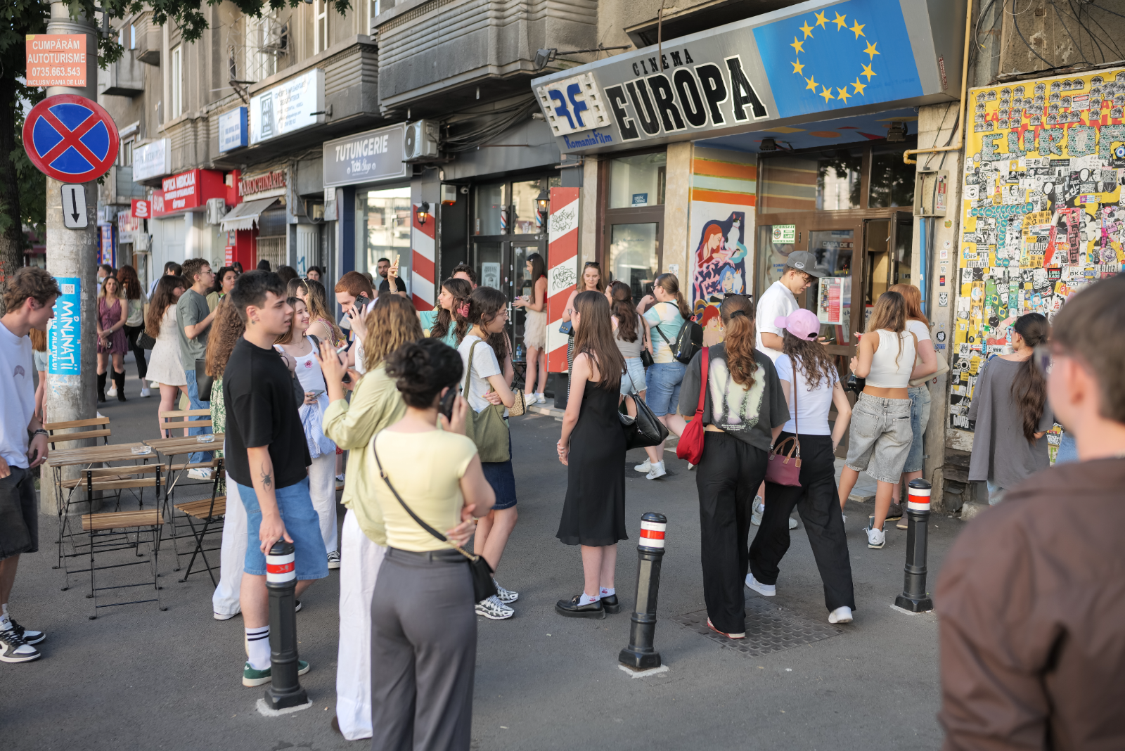 Fațada Cinema Europa și mesele din fața intrării
