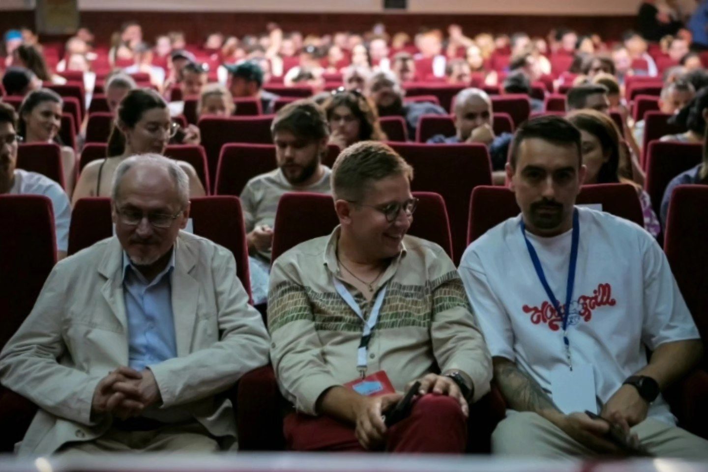 Sala Cinema Europa, cu rândurile de scaune văzute către ecran.