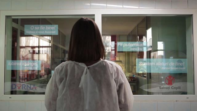 Mesaje de încurajare proiectate pe fereastra unui spital, în campania Fereastra Speranței