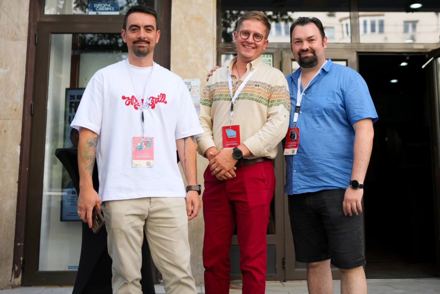 Cei trei fondatori ai Asociației Susțin, în fața Cinema Europa