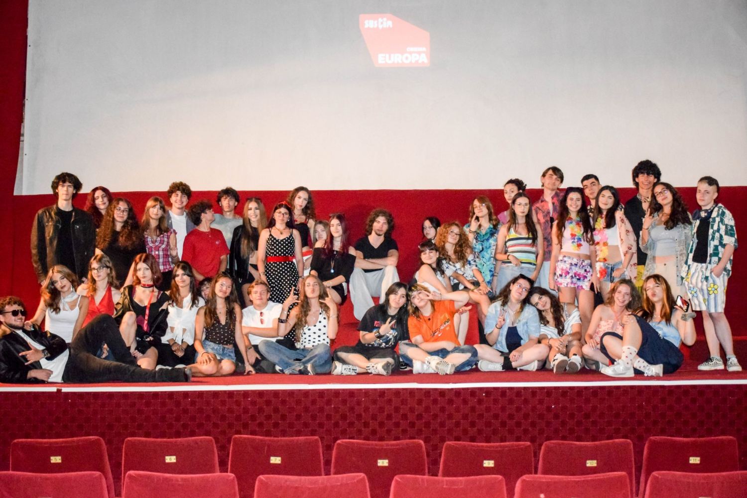 Voluntarii Susțin, într-o fotografie de grup în sala Cinema Europa