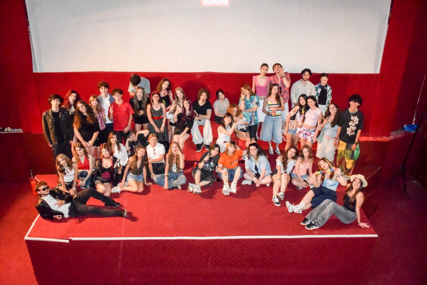 Susțin volunteers, a group photo on the Cinema Europa stage