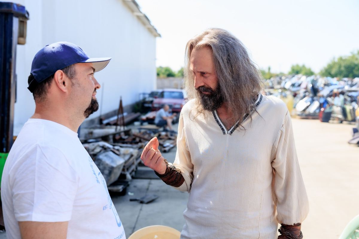Discuție pe platou între un membru al echipei și actorul în costum