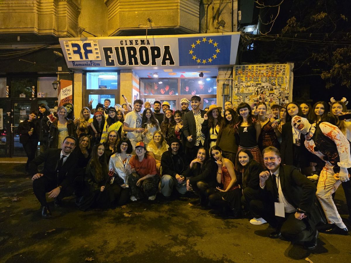 Grup costumat în fața Cinema Europa, de Halloween