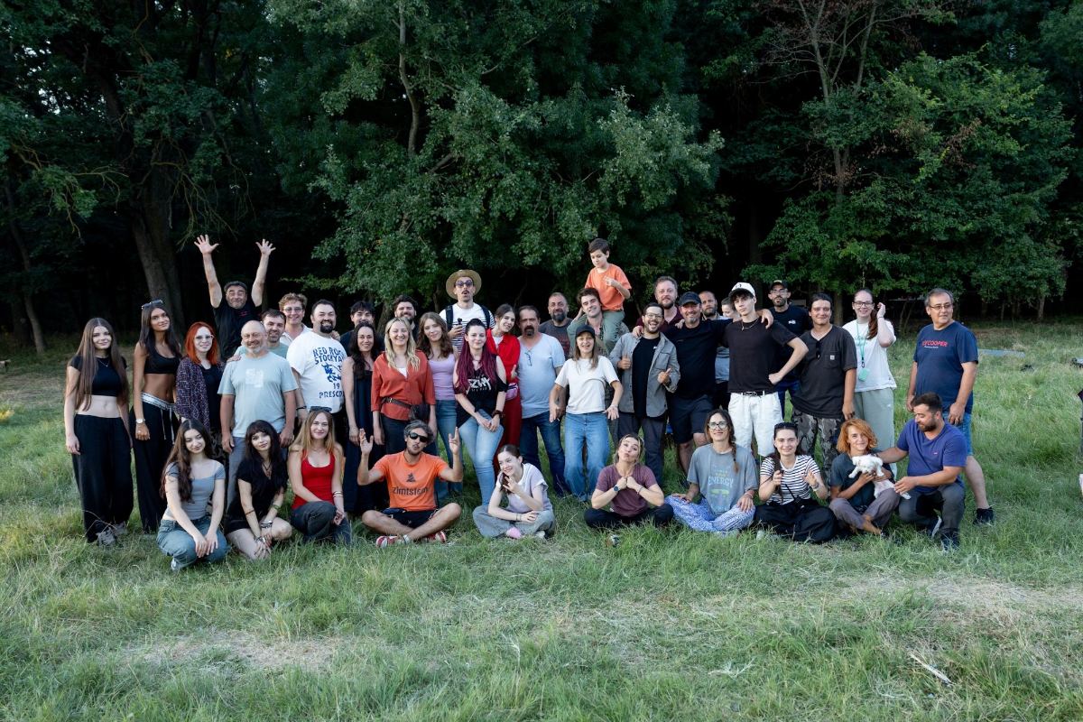 Fotografia de grup a echipei și voluntarilor, în pădure