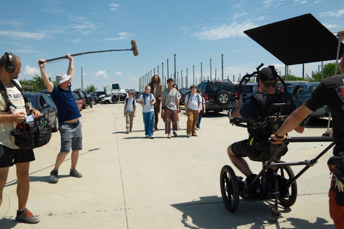 Echipa filmând o scenă cu steadicam și boom, în aer liber