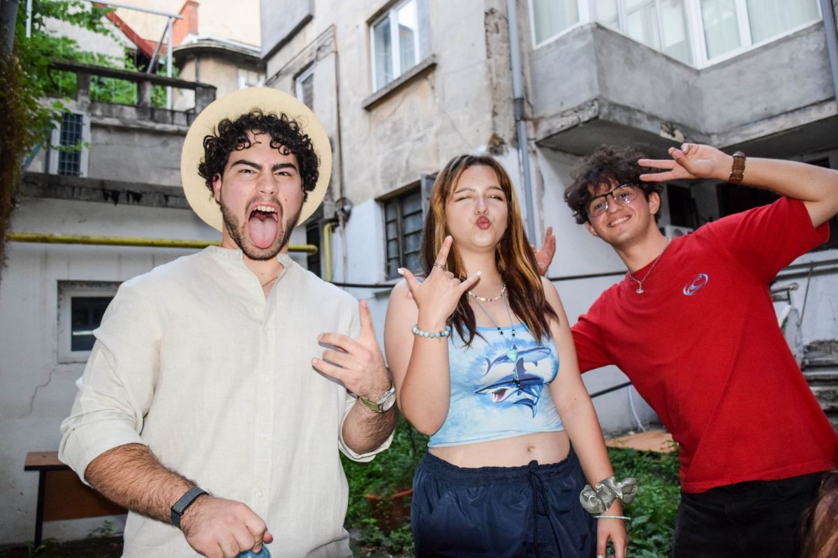 Trei tineri voluntari în curtea cinematografului