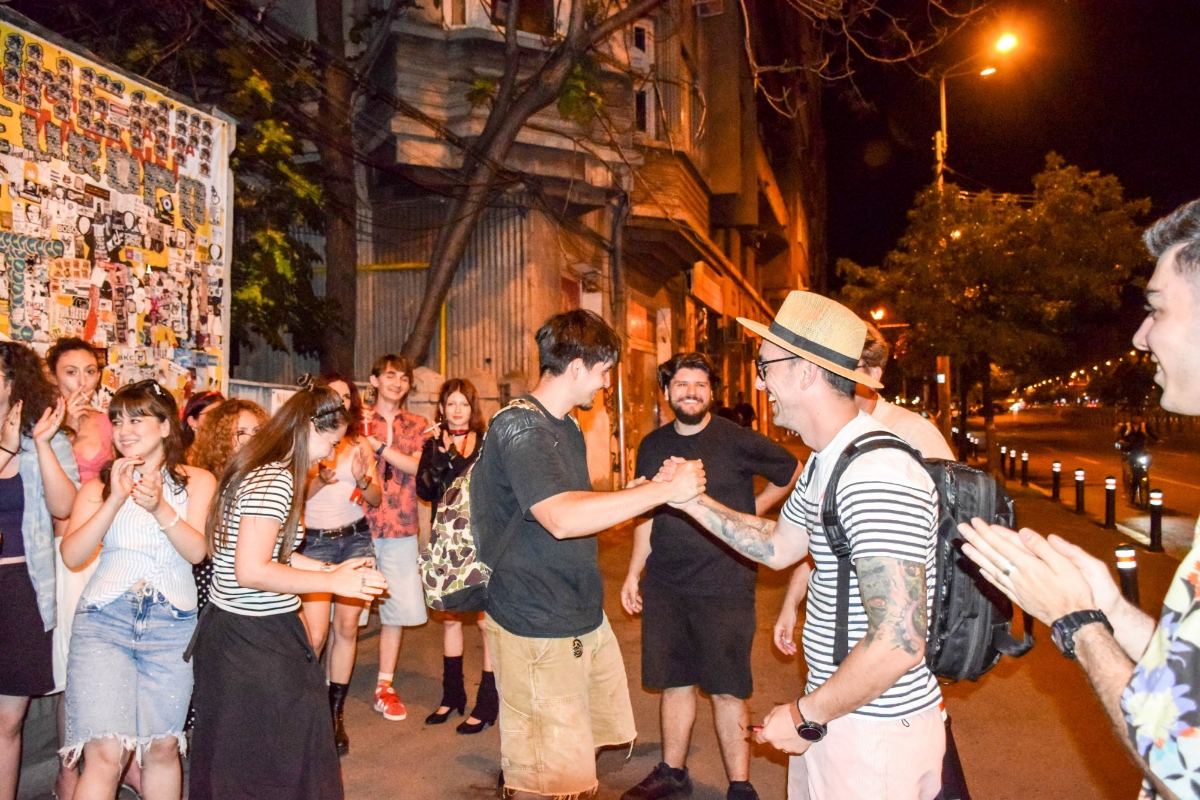 Echipa aplaudată pe stradă, la finalul filmărilor