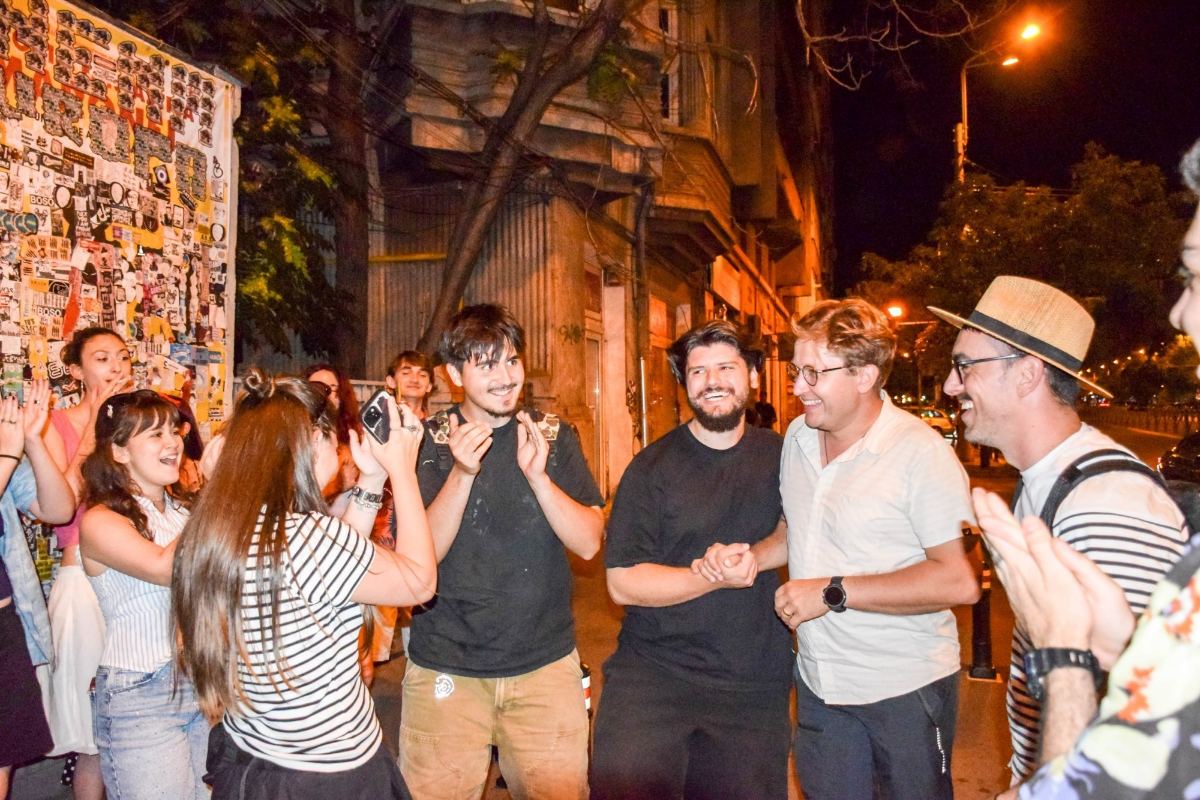 Felicitări pe stradă, în noaptea de final de filmări