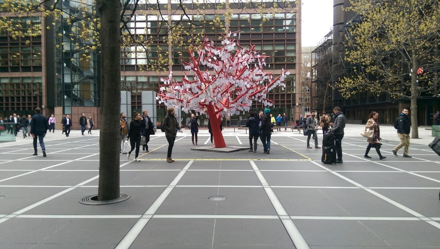 Instalația Poet-Tree în Finsbury Avenue Square, printre trecători.