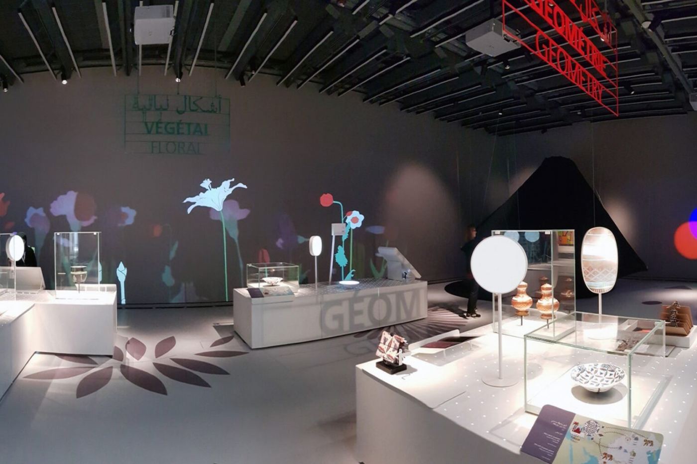 Vitrine joase și proiecții în expoziția Travelling Shapes and Colours