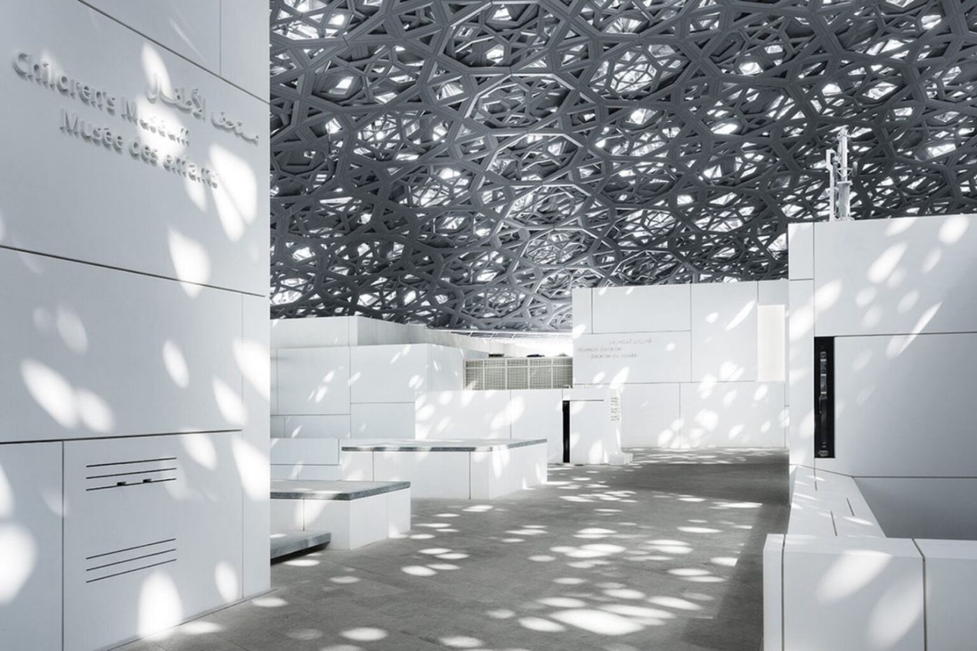 Arhitectura Louvre Abu Dhabi sub cupola perforată
